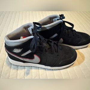 Air Jordan 1 Mid (GS – Grade School)
Style code: 554725-060